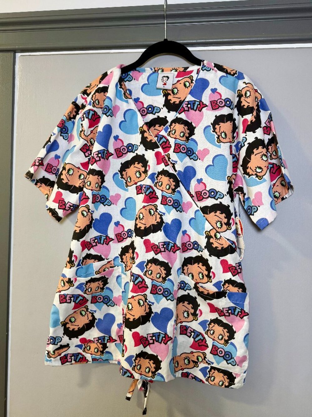 Betty Boop Heart Print Scrub Top Women’s L V Neck Pockets NWT
